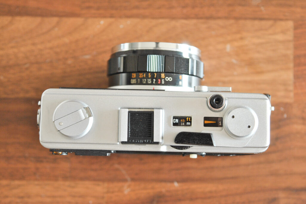 コンパクトで明るいレンズが特徴の「OLYMPUS 35 DC」 – カメトリ