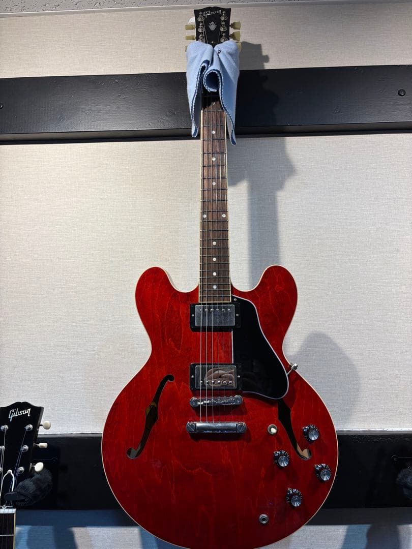 【本日最後】Gibson ES-335 Sixties Cherry Gloss Gibson ES-335 Sixties Cherry 8.0 #220140038 - Eddie's Guitars
