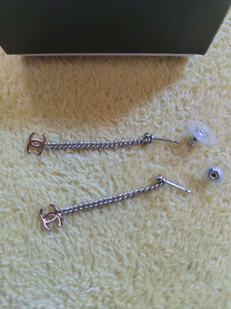 美品✩CHANEL シルバー チェーンピアス 新品 CHANEL シルバー チェーン ピアス 24A - メルカリ