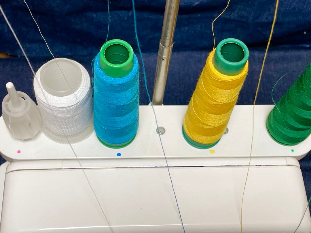 アックスヤマザキ 2本針4本糸ロックミシン　　別売り押さえ4個付き