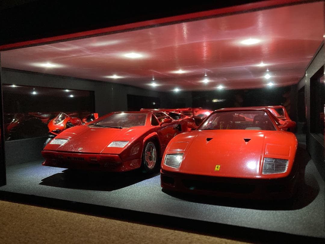 ミニカー用ジオラマ：1/18 ショールームタイプガレージ／車＆バイク